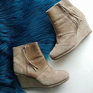 Toms Desert Wedge Suede Croc Embossed Boots